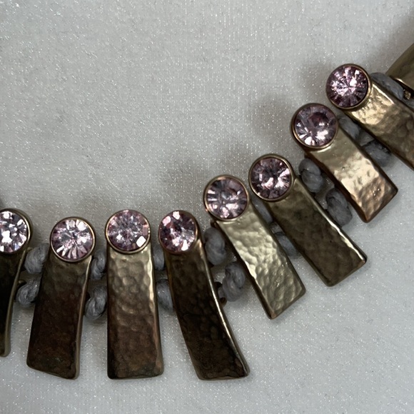 Gray, gold hammered pink stone statement necklace - Picture 7 of 9